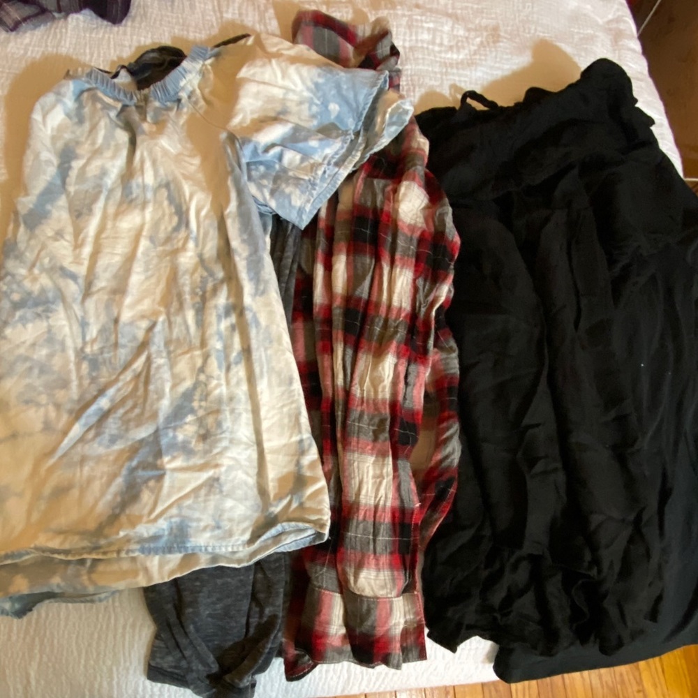 Size large bundle 3 (8 tops 1 pant)